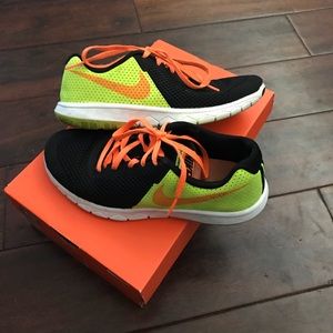 Youth Nike flex experience 5